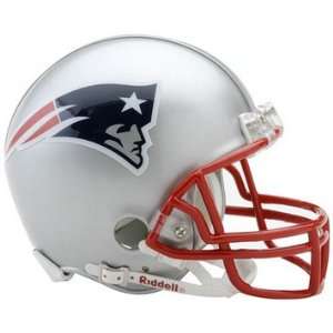 Deion Branch Autographed Patriots Mini Helmet: Sports 