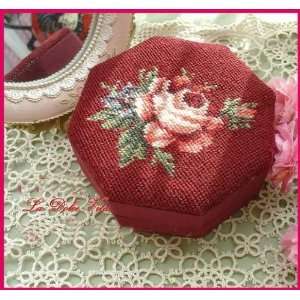  Classic Wild Roses Wool Needlepoint Jewelry Box red: Home 