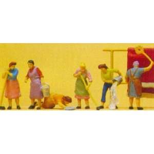    Women Cleaning House (6) HO Scale Preiser Models: Toys & Games