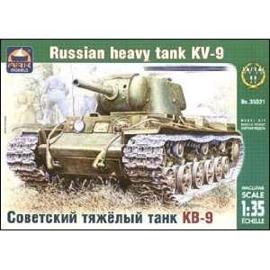   WWII Russian Heavy Tank w/122mm Howizter Gun (Plastic Mo: Toys & Games