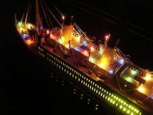 Titanic wooden model cruise ship w/ flashing light 40  