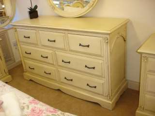 Bedroom on Cream Shabby Chic Bedroom Furniture Wide Chest Drawers