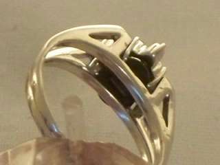 an unusual vintage 18ct white gold ladies ring it has