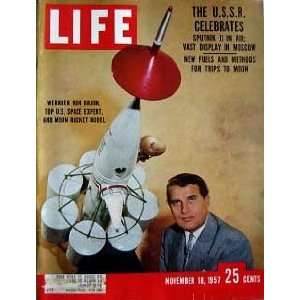   Cover Wernher Von Braun with Moon Rocket Model Henry Luce Books